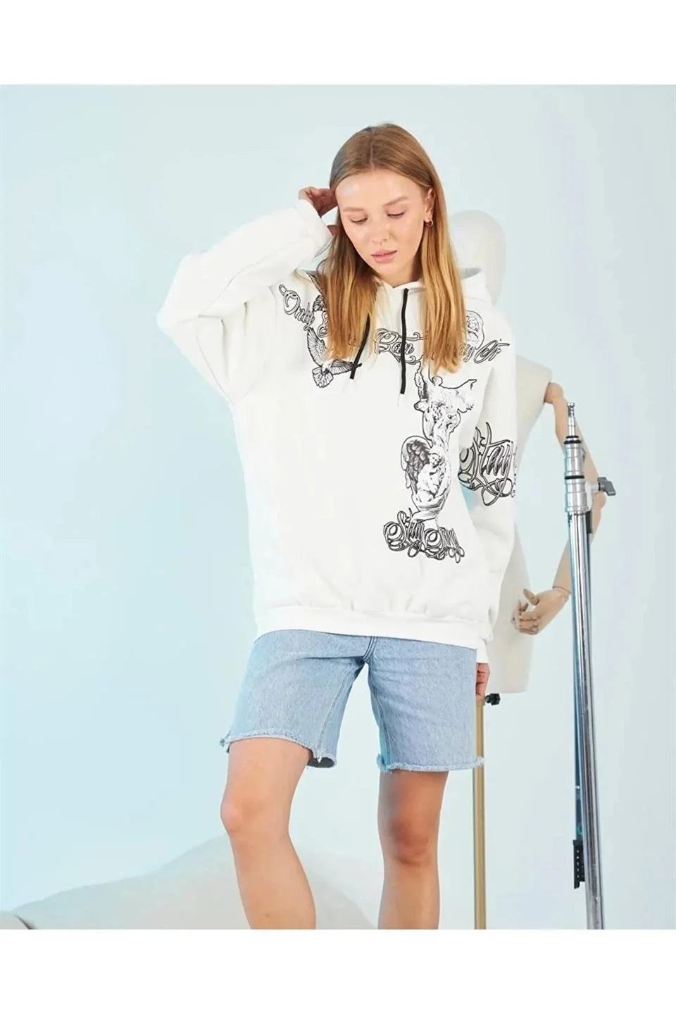 Kadın Kapüşonlu Üç İplik Sweatshirt – Beyaz Strong Heykel Baskılı, Rahat Kalıp, Kanguru Cepli Modern Tasarım - Varsayılan