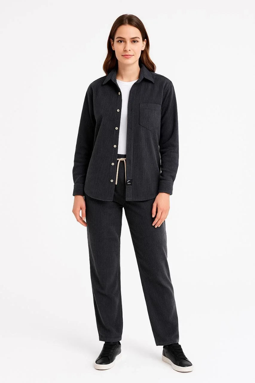 Kadın Kadife Oversize Takım – Gömlek ve Pantolon İkili Set Füme Corduroy Şıklığı, Rahat ve Zarif Duruş Yumuşak Dokulu Kadife Kumaş, Düğmeli Gömlek Üst ve Lastikli Pantolon Alt Parça ile Gün Boyu Konfor- Füme - Varsayılan