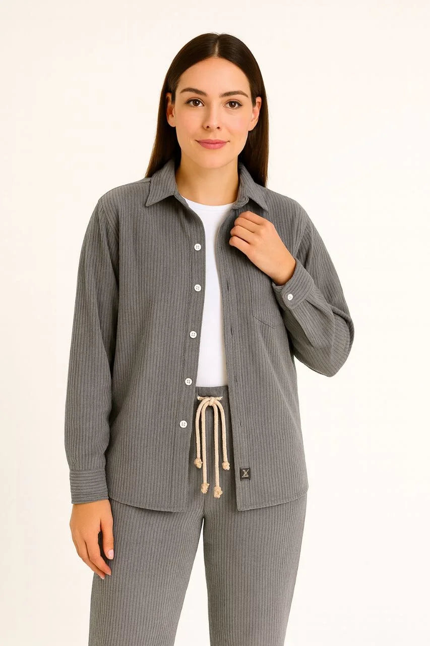 Kadın Kadife Oversize Takım – Gömlek ve Pantolon İkili Set Füme Corduroy Şıklığı, Rahat ve Zarif Duruş Yumuşak Dokulu Kadife Kumaş, Düğmeli Gömlek Üst ve Lastikli Pantolon Alt Parça ile Gün Boyu Konfor- Füme - Varsayılan