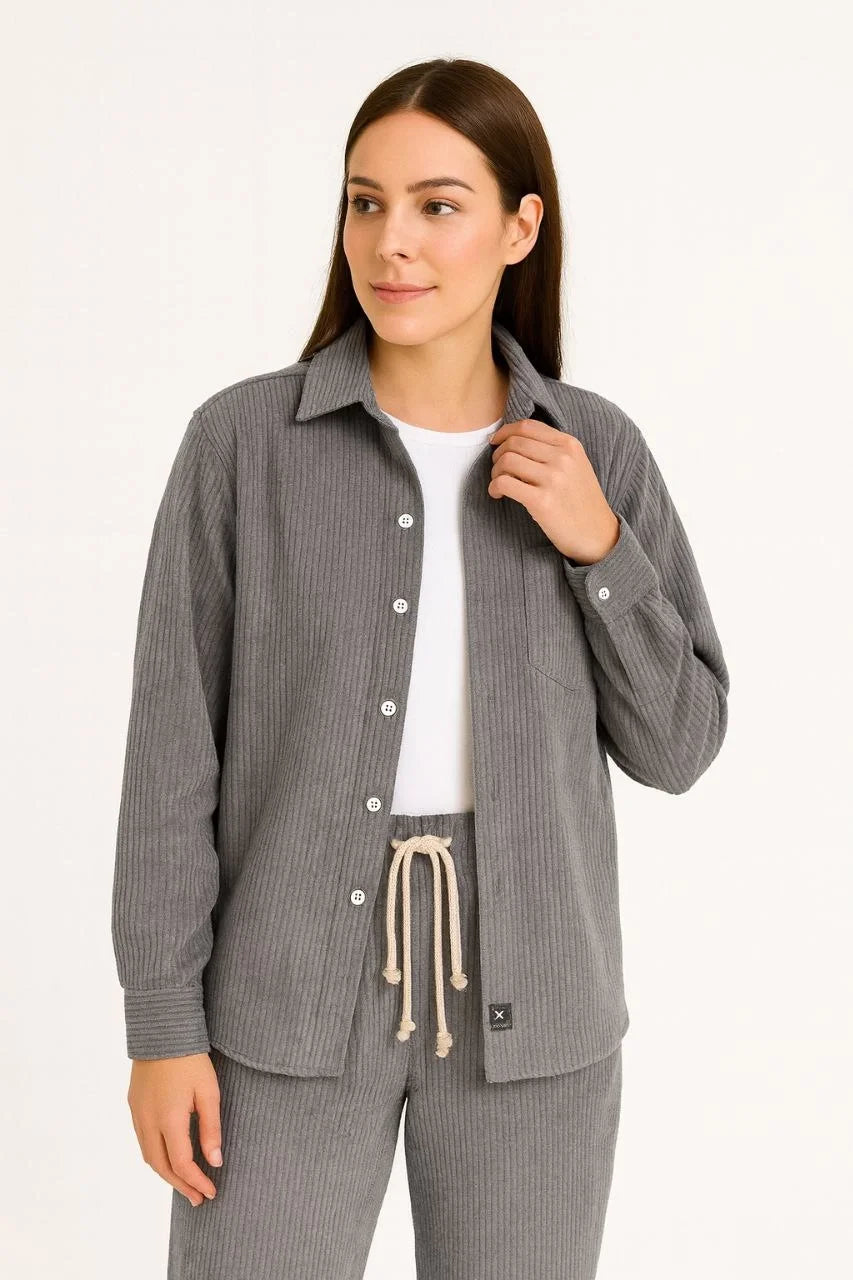 Kadın Kadife Oversize Takım – Gömlek ve Pantolon İkili Set Füme Corduroy Şıklığı, Rahat ve Zarif Duruş Yumuşak Dokulu Kadife Kumaş, Düğmeli Gömlek Üst ve Lastikli Pantolon Alt Parça ile Gün Boyu Konfor- Füme - Varsayılan